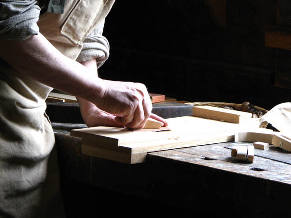 Nacemos de la influencia y formación  heredada en el sector de la <strong>carpintería de madera y ebanistería  en Alcollarín.</strong>